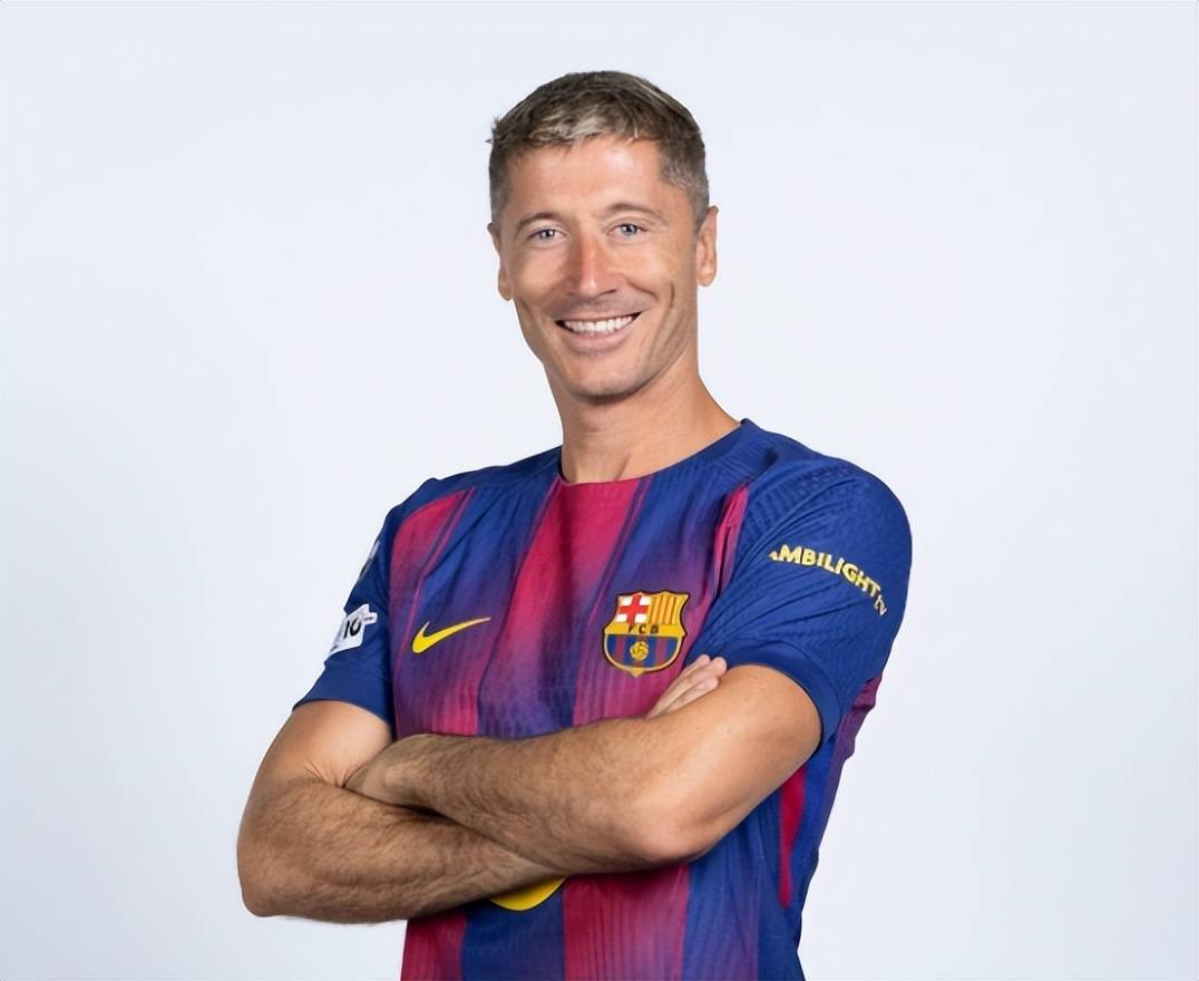 西媒曝(pù)巴萨將(jiāng)簽(qiān)英格(gé)兰第(dì)一中锋，接班37岁莱万，凯恩或告别拜仁