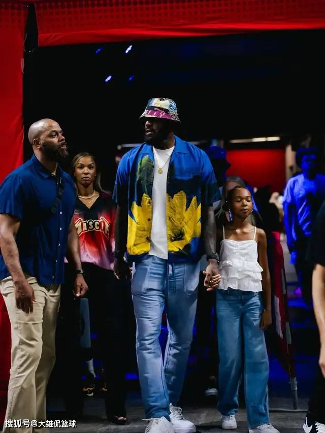 詹(zhān)姆斯前(qián)队友提议老詹(zhān)離(lí)开湖人，暗示(shì)队友不如加入迈阿密热火