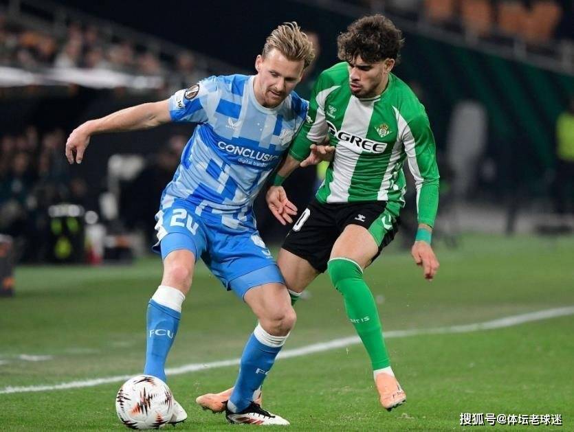 双核“自相残杀”！伊斯科与队友相撞双双伤退，贝蒂斯运气真是差