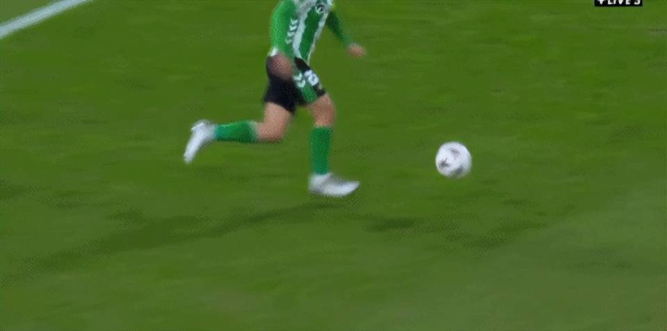 太惨了！贝蒂斯王牌球员伤愈复出首次首发就被队友踢伤 缝了七针