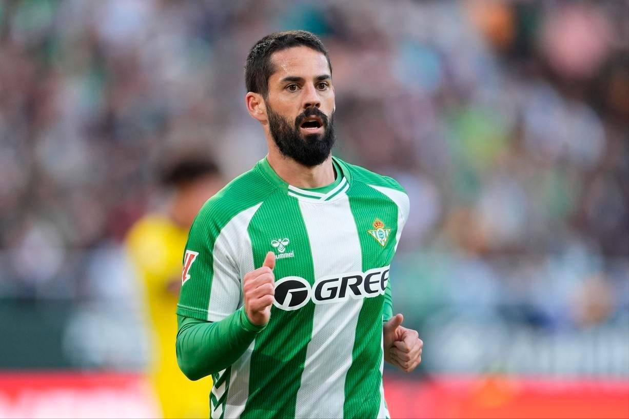 太惨了！贝蒂斯王牌球员伤愈复出首次首发就被队友踢伤 缝了七针