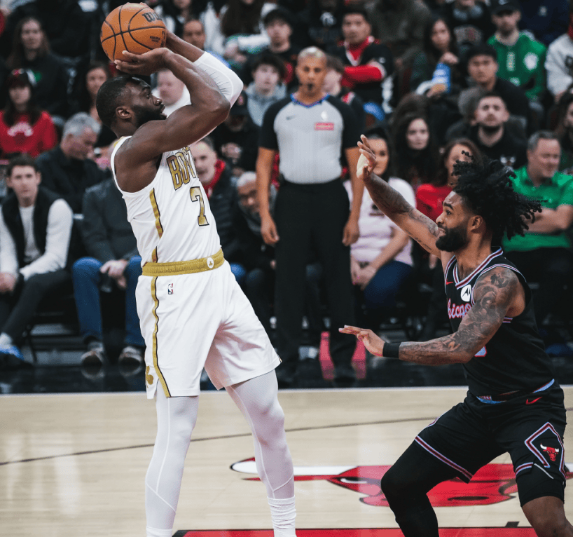 NBA最新排名出炉！湖人逃过一劫，东部第二大爆冷，裁判坑苦76人